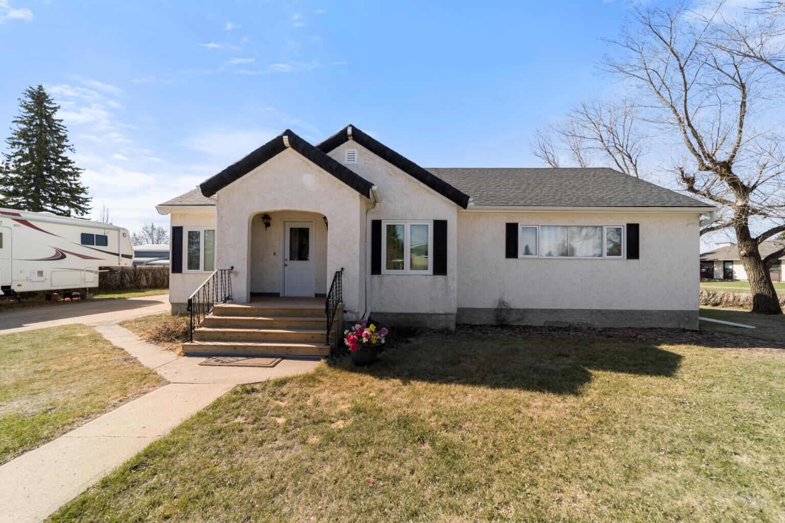 Property Photo:  5615 49 Avenue  AB T0B 2L0 