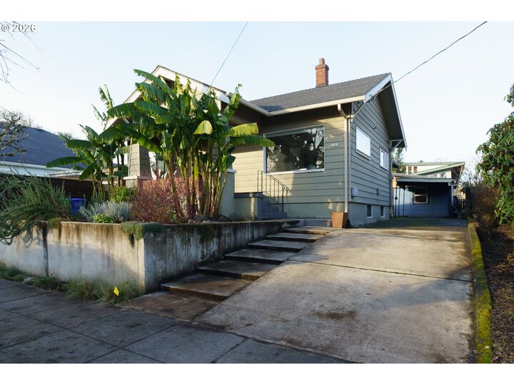 Property Photo:  1125 SE Boise St  OR 97202 