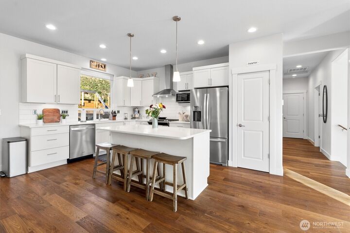 Property Photo:  2102  Burrows Court  WA 98229 