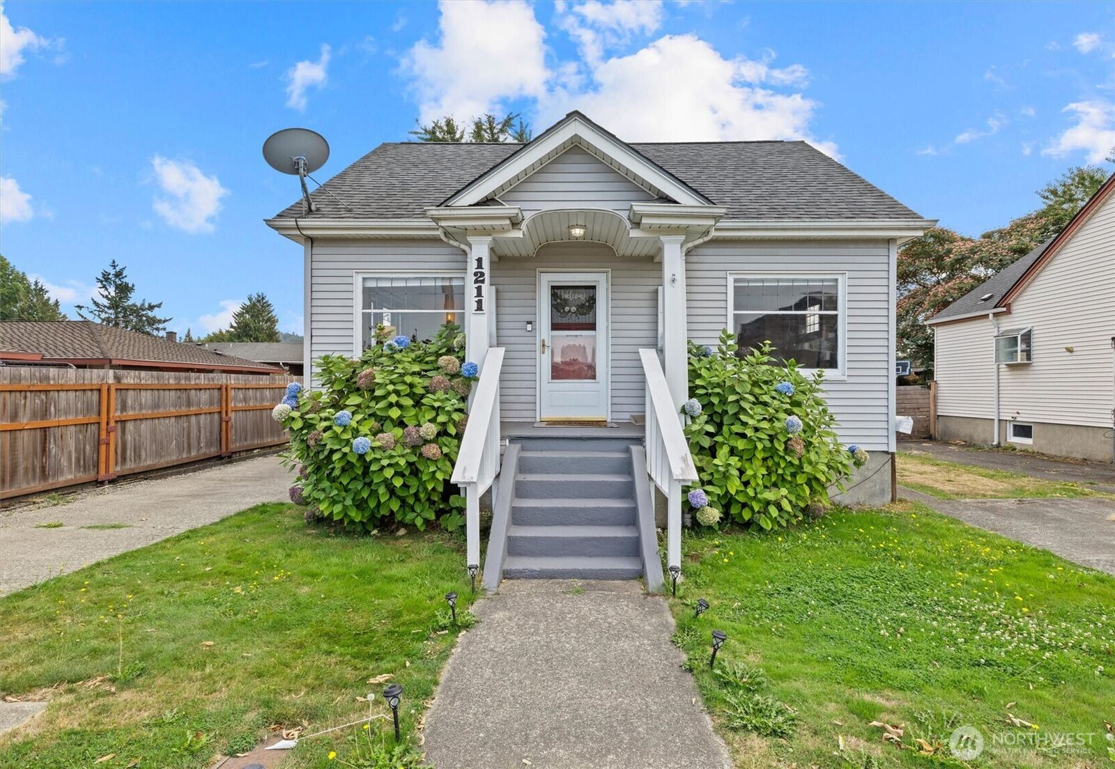 Property Photo:  1211 N 3rd Street  WA 98057 