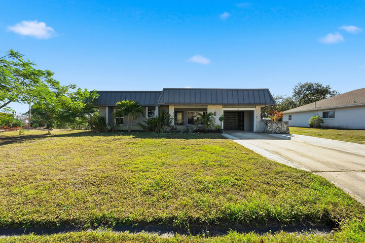Property Photo: 898 SE Evergreen Terrace FL 34983