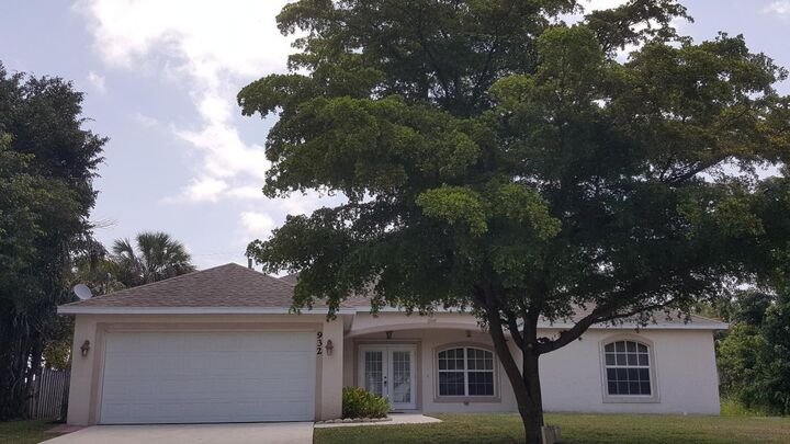 Property Photo: 932 SW Commonwealth Road FL 34953