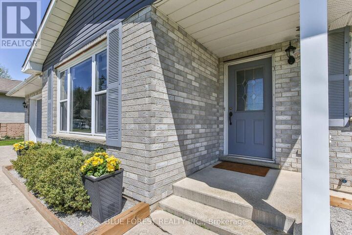 Property Photo:  50000 Dingle Street  ON N5H 2R1 