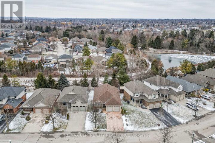 Property Photo:  17 Hickory Lane  ON N5R 6K8 