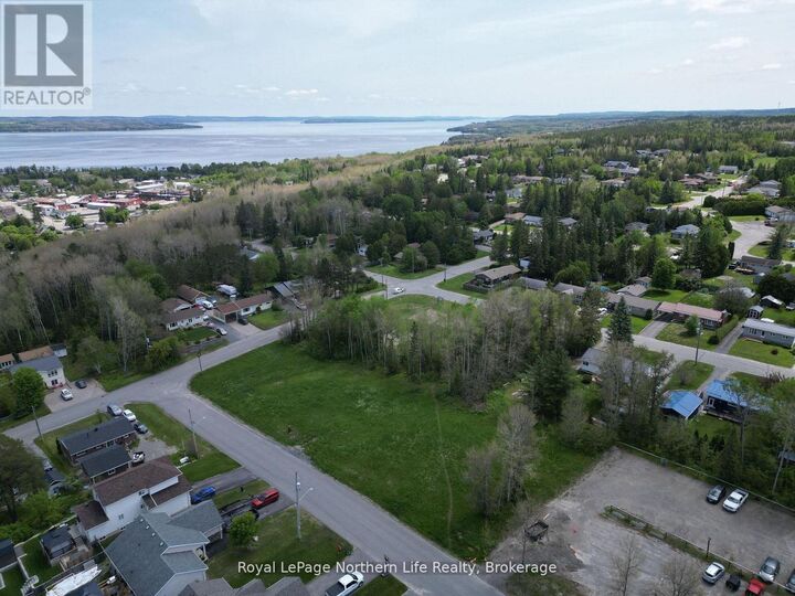 536 McCamus Avenue — photo 1