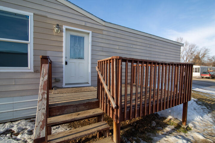 Property Photo:  1305 Pioneer Trail  ND 58554 