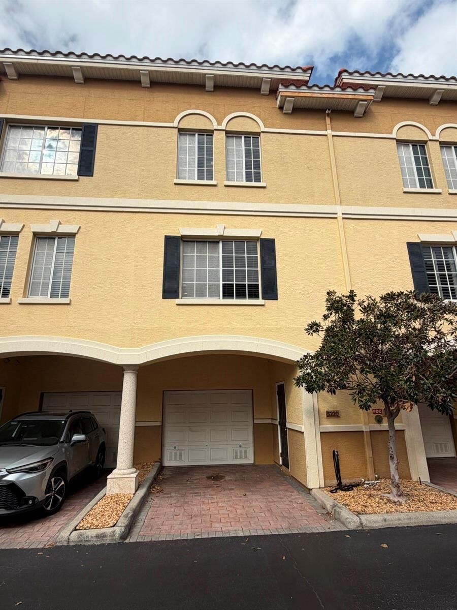 Property Photo: 5220 W Kennedy Boulevard FL 33609