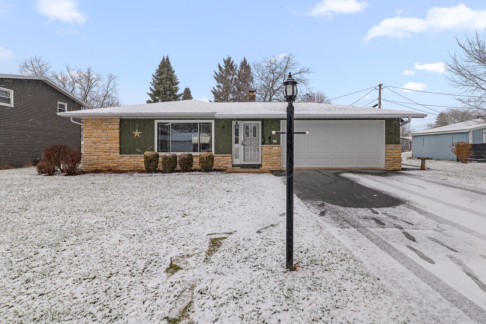 Property Photo:  812 Lynn St  WI 53032 