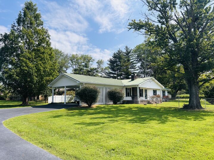 Property Photo: 401 Hillcrest Rd TN 37355