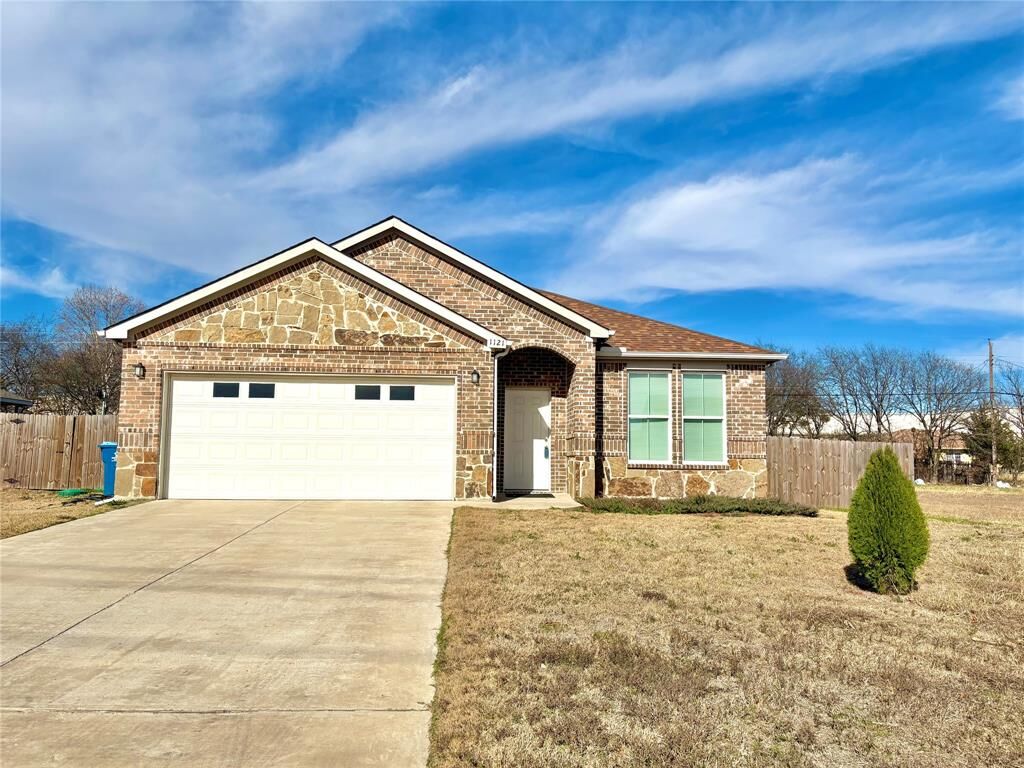 Property Photo:  1121 Gannon Lane  TX 75115 
