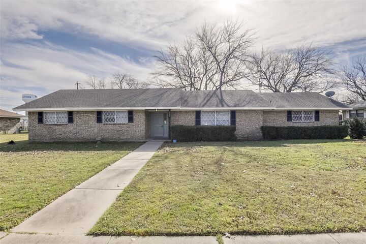 Property Photo: 105 Stiles Drive TX 76065