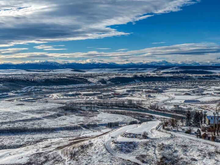 Property Photo:  187 Gleneagles View  AB T4C 1W2 