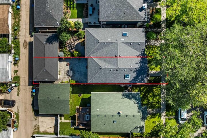 Property Photo:  120 7 Avenue NE  AB T2E 0M5 