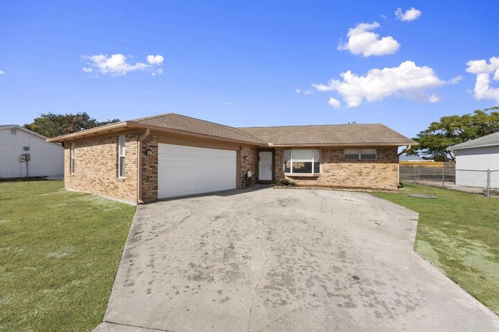 Property Photo: 449 SE Oakridge Drive FL 34984