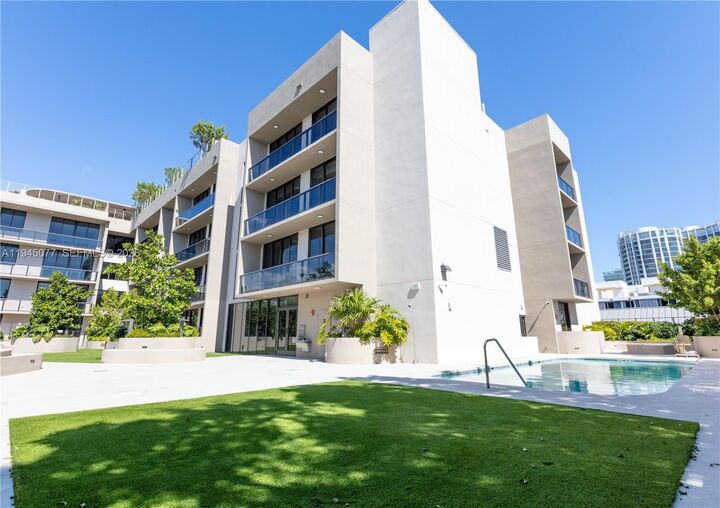 Property Photo:  3034 Oak Avenue Lph4  FL 33133 