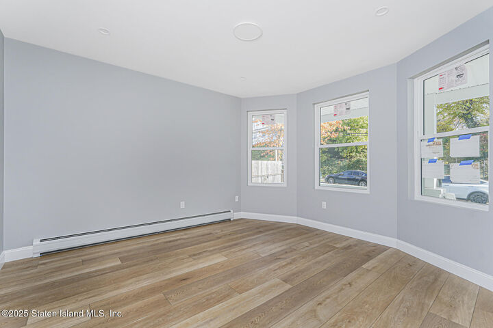 Property Photo:  7 Rosewood Place  NY 10304 