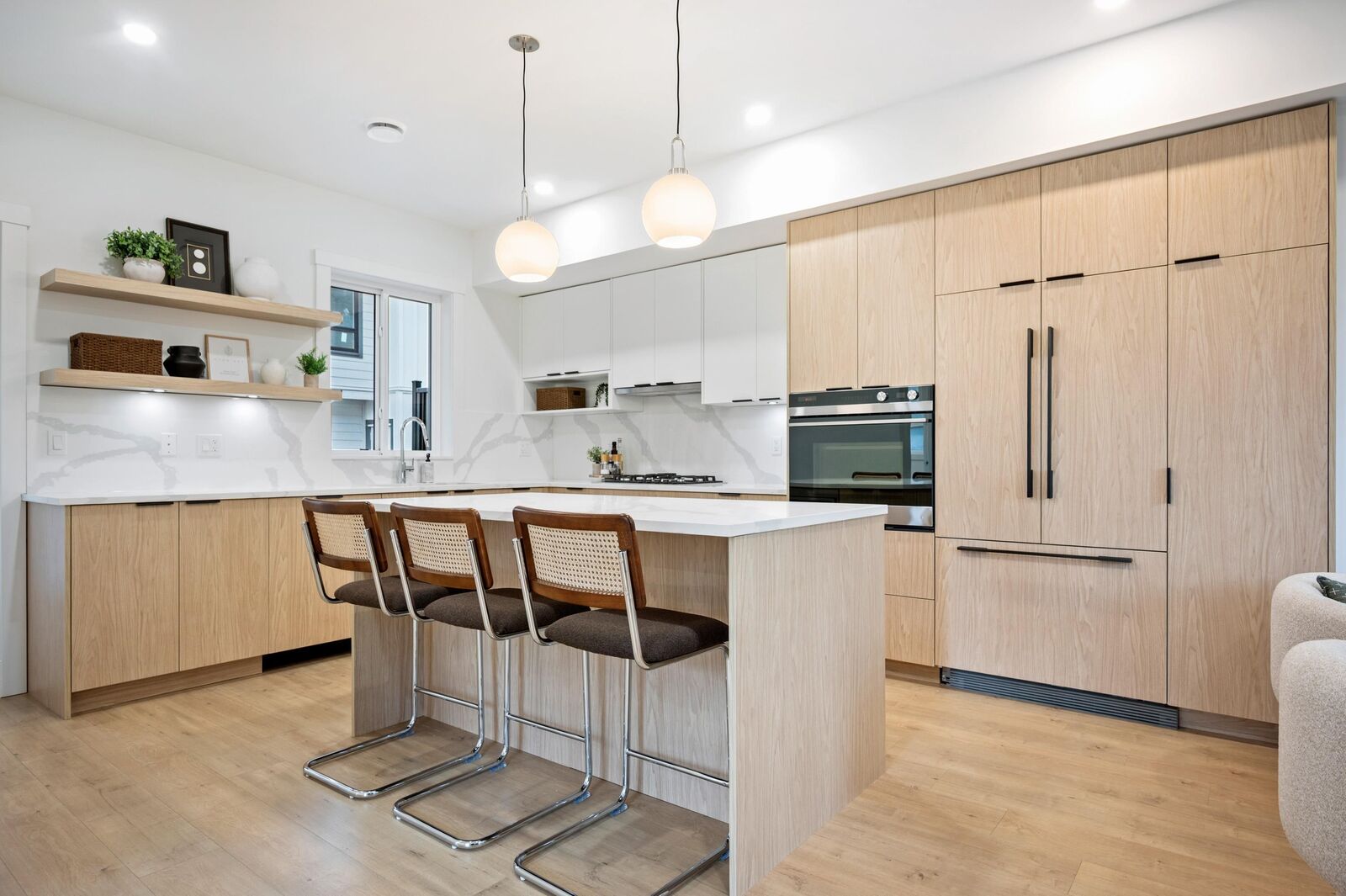 Property Photo:  5993 143 Street 6  BC V3W 5P1 