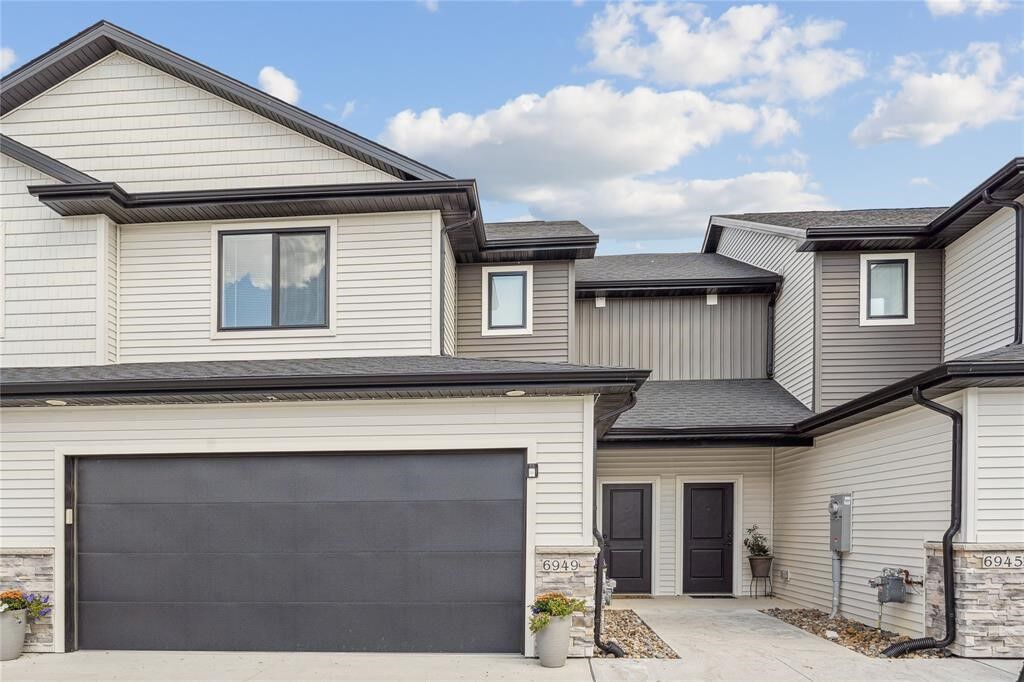 Property Photo: 6949 Holly Court IA 50131