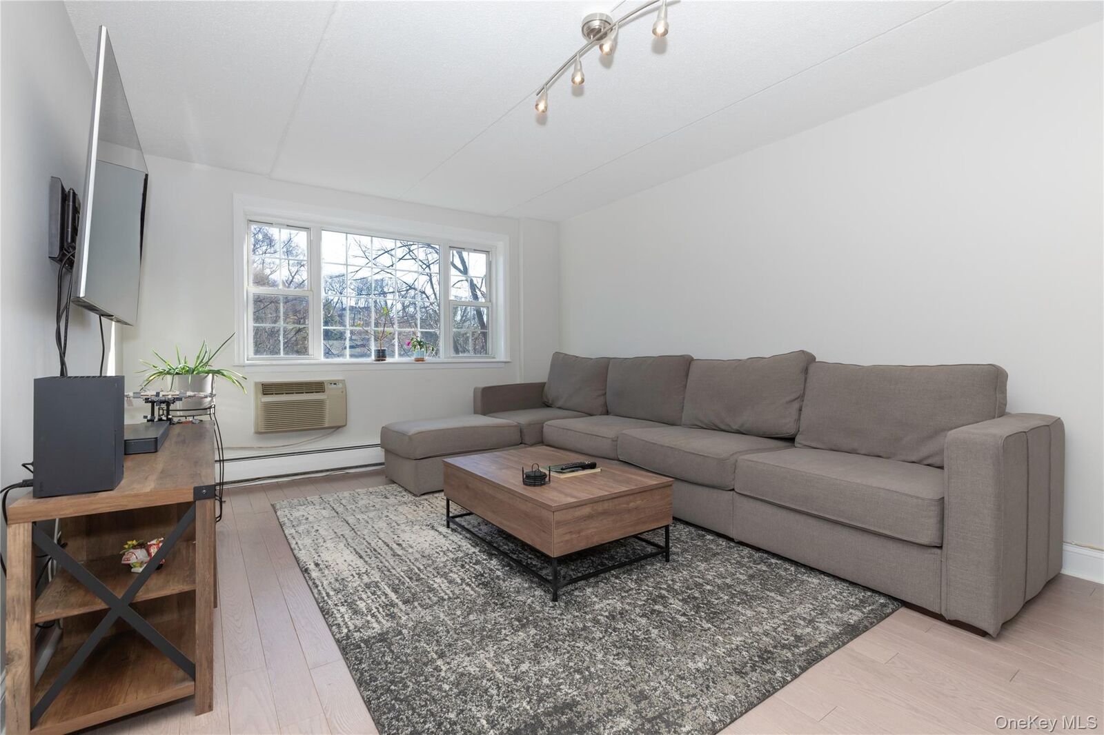 Property Photo:  4 Consulate Drive 3D  NY 10707 