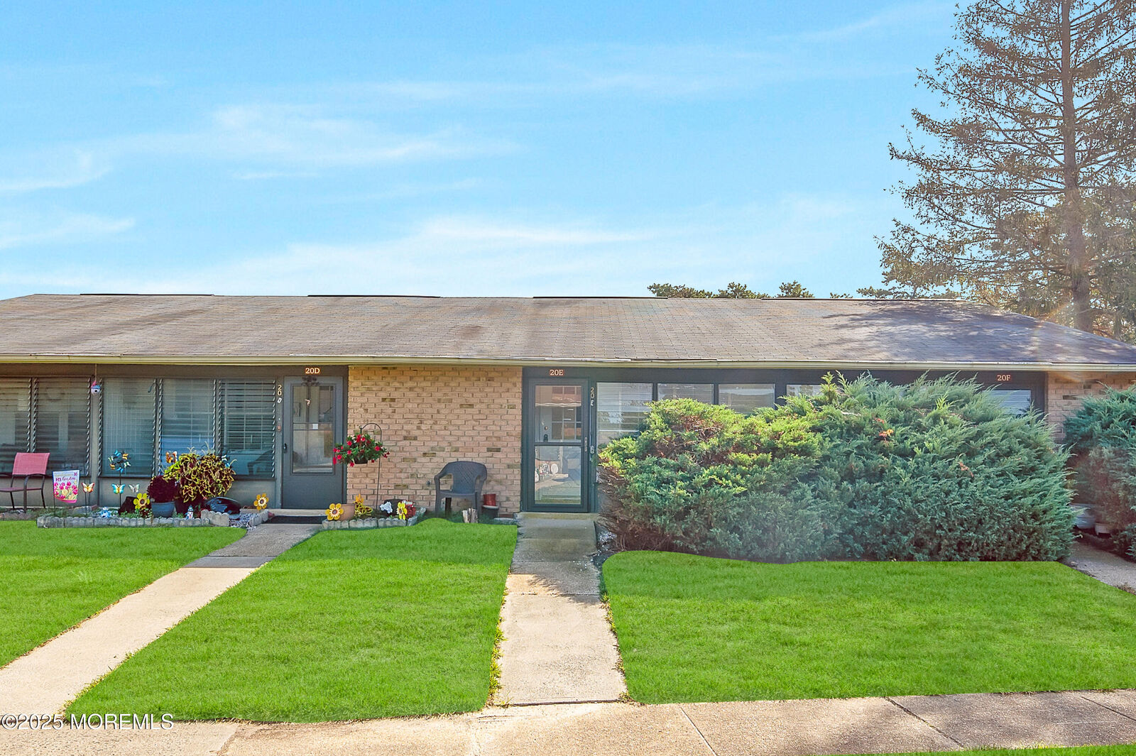Property Photo:  20 Yorkshire Court  NJ 08759 