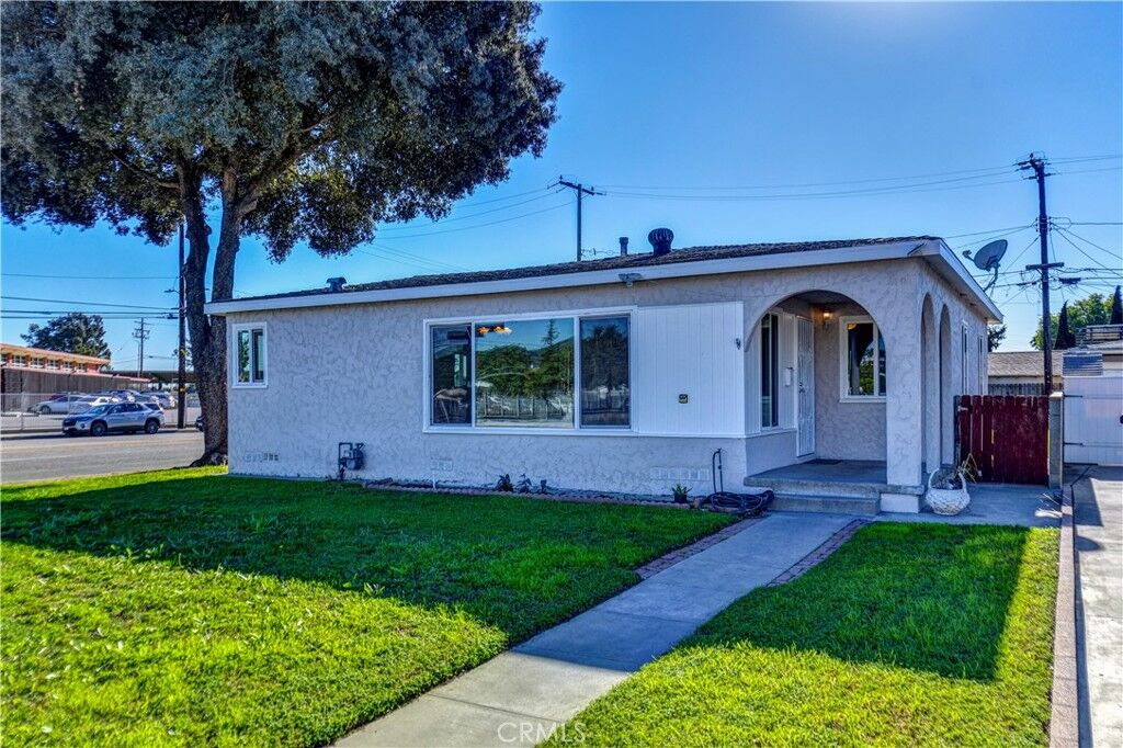 Property Photo:  10722 Rose Hedge Drive  CA 90606 