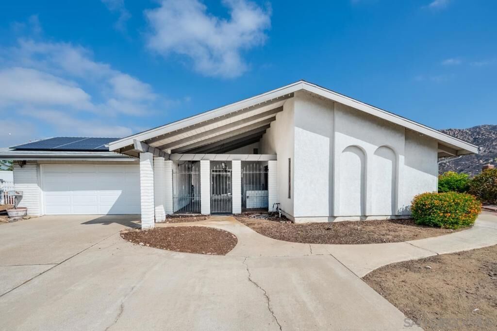 Property Photo:  620 Singing Vista Ct  CA 92019 