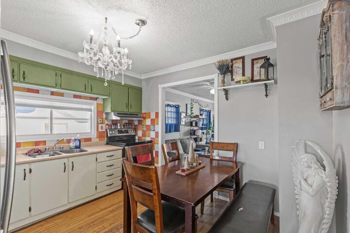 Photo de la propriété:  9321 105 Avenue  AB T8V 1G3 