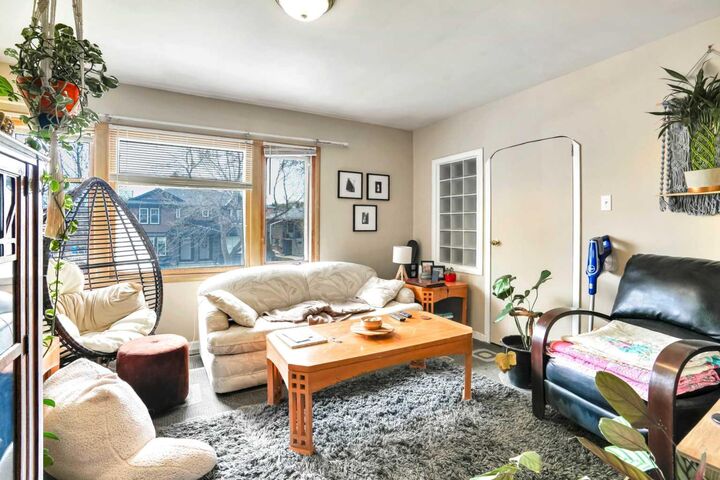 Property Photo:  112 29 Avenue NW  AB T2M 2L8 