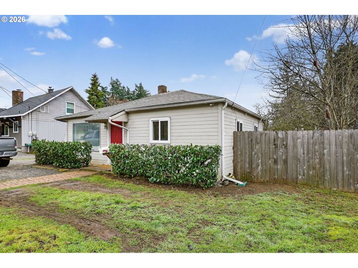 Property Photo:  3109 E Mill Plain Blvd  WA 98661 