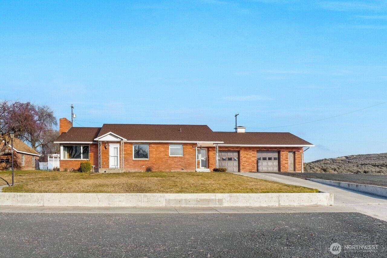 Property Photo:  319 E 3rd Street  WA 99341 