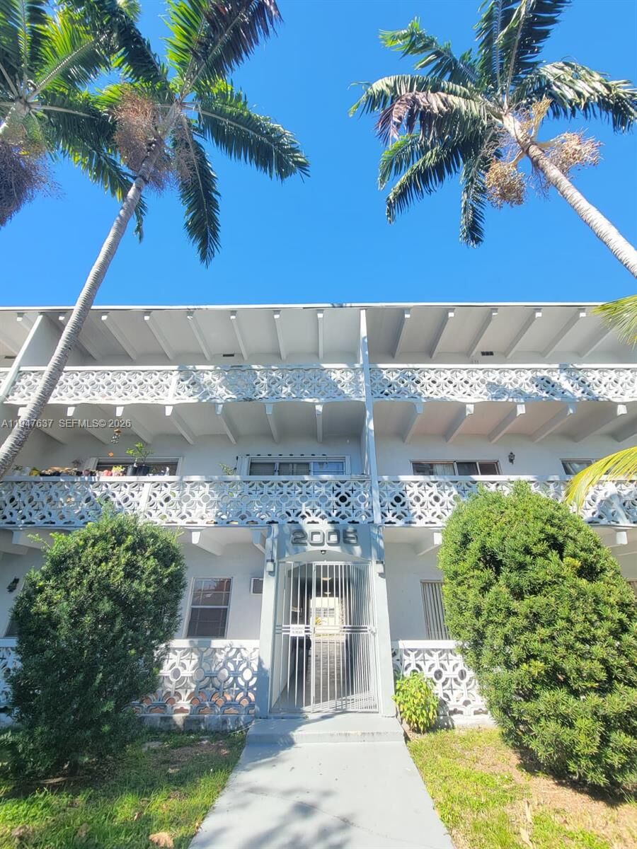 Property Photo:  2005 Sans Souci Blvd 303  FL 33181 