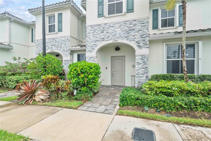 Property Photo:  2747 SE 15th St  FL 33035 