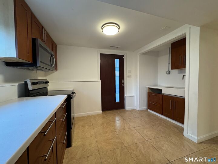 Property Photo:  547 B Laurel Street B  CT 06512 
