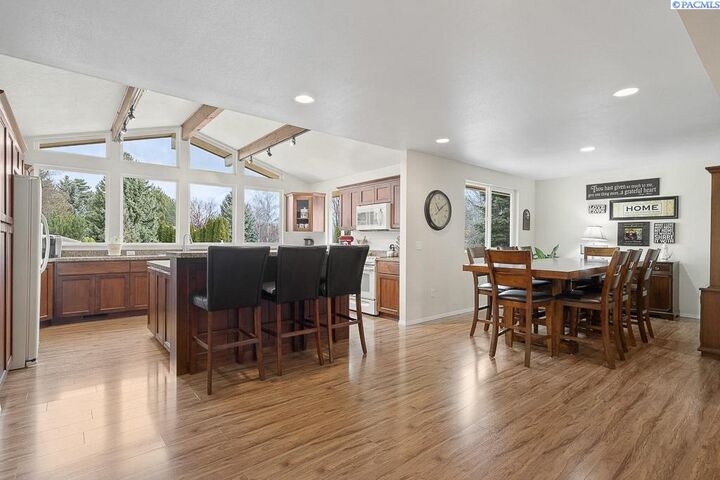 Property Photo:  940 SE Glen Echo Rd  WA 99163 