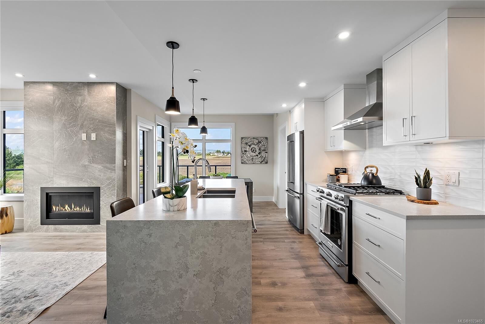 Property Photo:  2520 Hackett Cres 208  BC V8M 0C5 