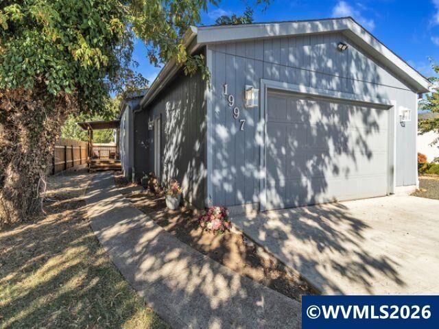 Property Photo:  1997 SE Virginia Dr  OR 97338 