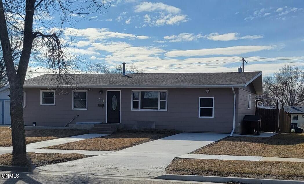 Property Photo:  321 16th Avenue NE  ND 58401 