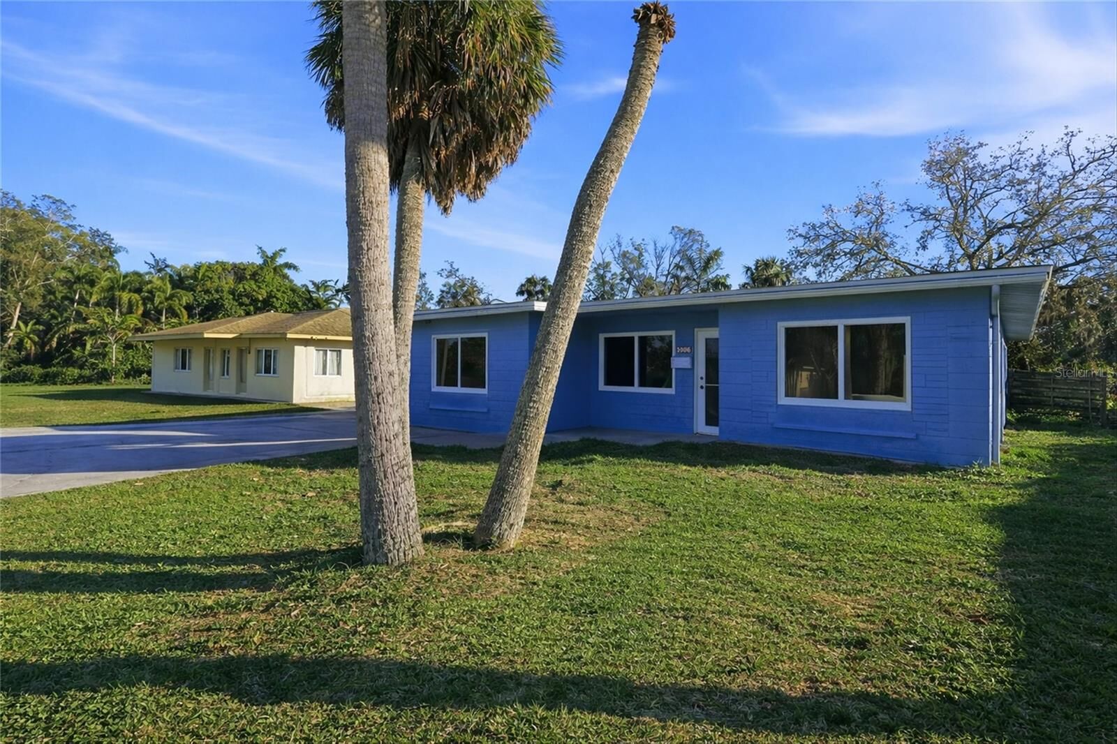 Property Photo:  1906 2nd Avenue E  FL 34208 