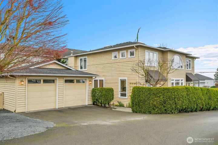 Property Photo:  217  9th Avenue S  WA 98020 