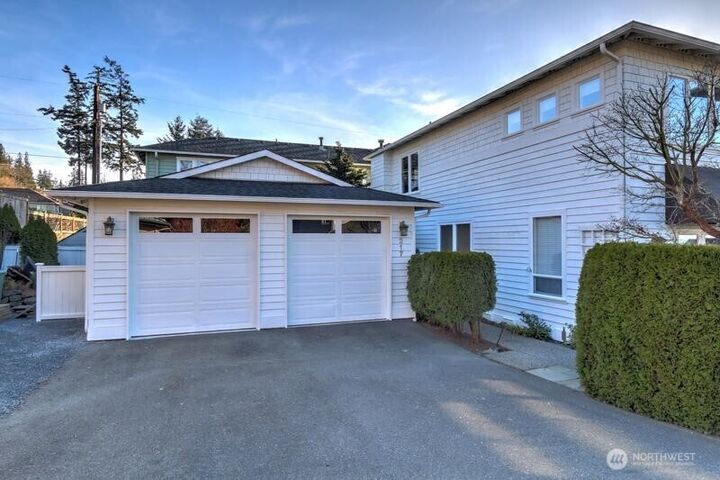 Property Photo:  217  9th Avenue S  WA 98020 