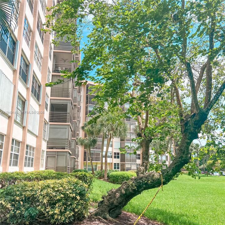 Property Photo:  1000 Saint Charles Pl 721  FL 33026 