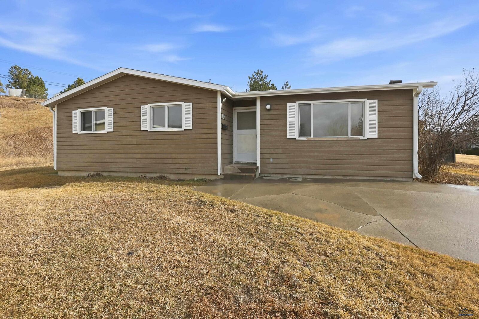 Property Photo: 936 E Oakland SD 57701