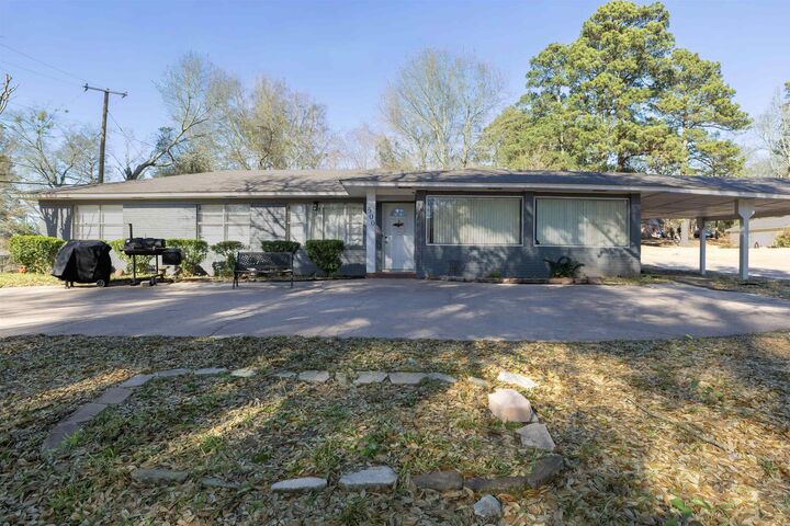 Property Photo:  500 Madelaine Dr  TX 75644 