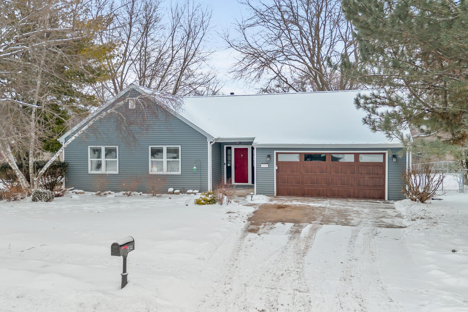 Property Photo:  534 Woodridge Dr  WI 53024 