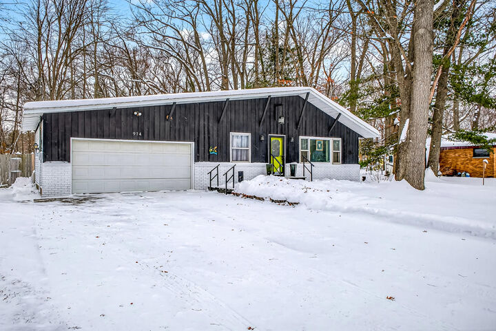 Property Photo:  914 Victor Avenue  MI 49445 