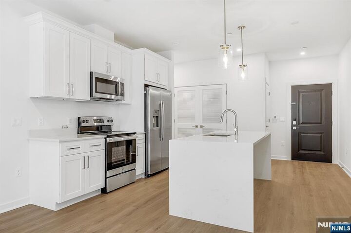 Property Photo:  74 Clarendon Place 302  NJ 07601 