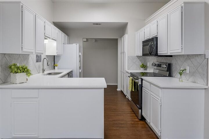 Property Photo: 1610 Oxford Drive TX 76063