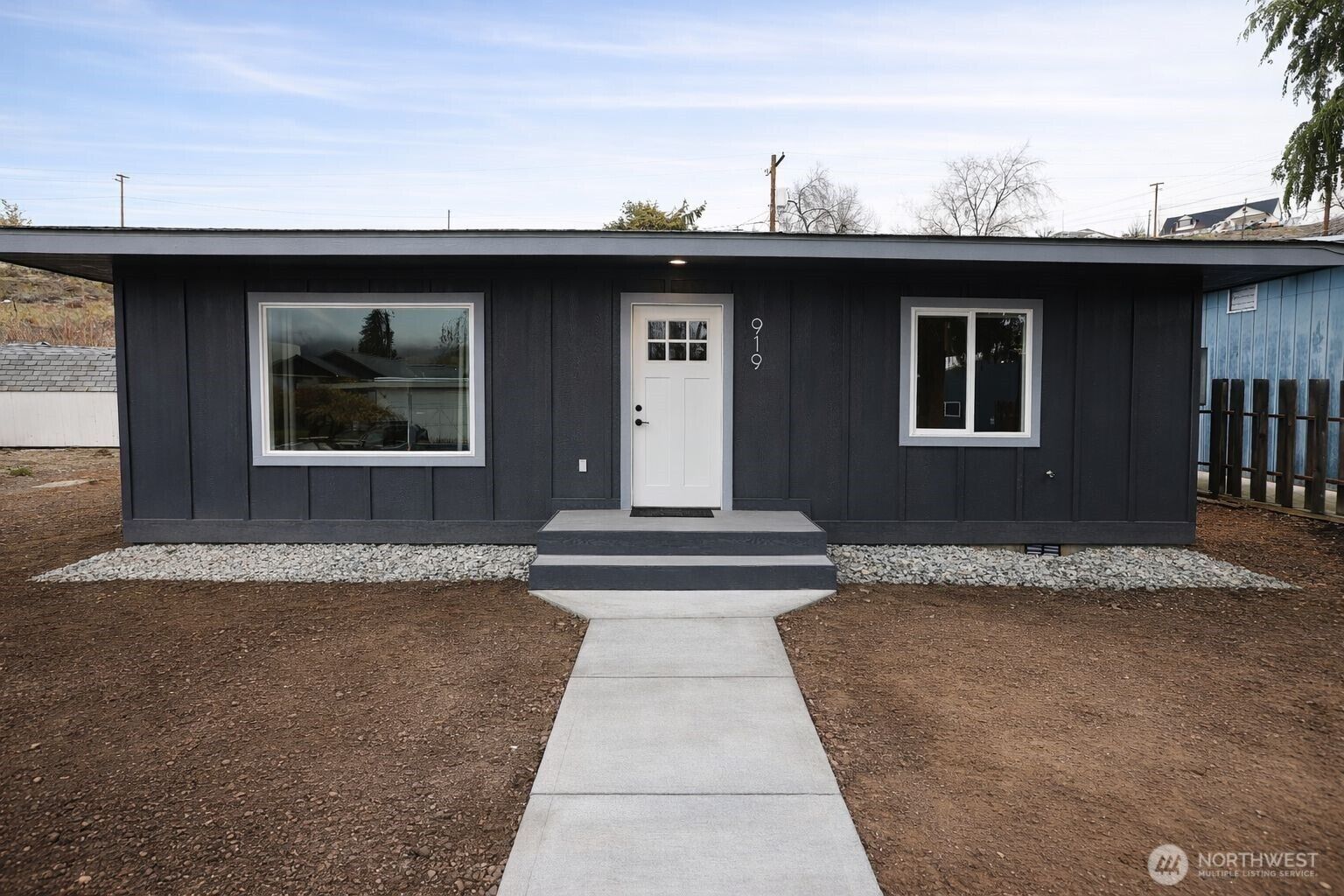 Property Photo:  919 E Johnson Avenue  WA 98816 