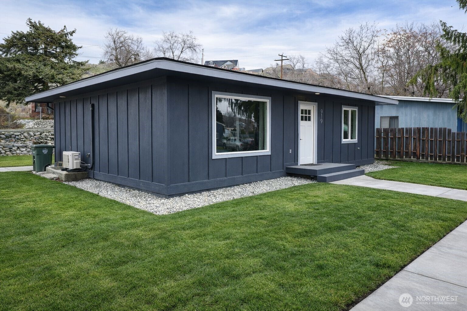 Property Photo:  919 E Johnson Avenue  WA 98816 