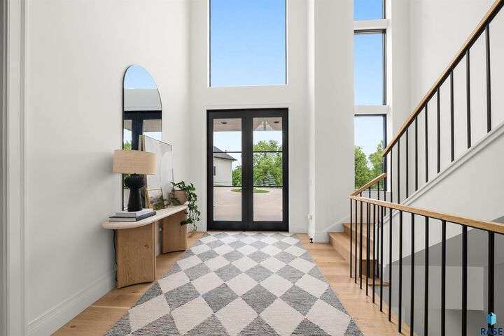 Property Photo:  1617 S Scarlet Oak Pl  SD 57110 